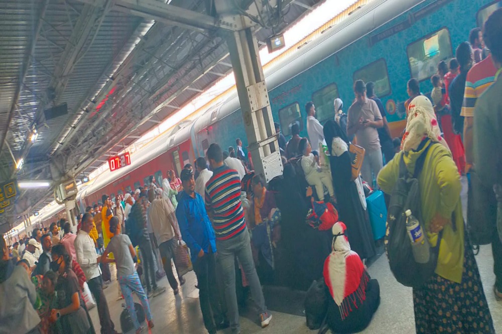 हुतात्मा एक्सप्रेसला पुन्हा उशीर! प्रवाशांचे हाल, रेल्वे प्रशासनाची उदासीनता? 